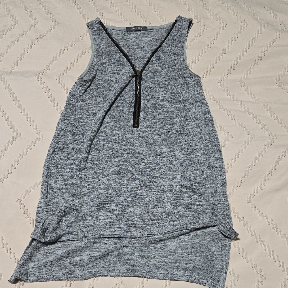 π£ Gray Sleeveless Tunic with Zipper Detail